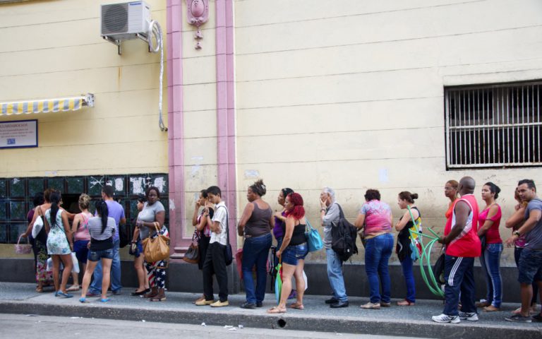 como la falta de internet moldea las relaciones y la vida de los cubanos.